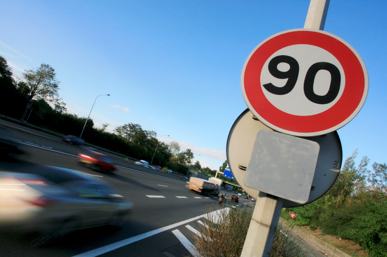 Знаки ограничения скорости действуют до перекрестка. Ограничение скорости. Дорожные знаки ограничение скорости. Знак ограничение скорости 80. Знак ограничения скорости 90.