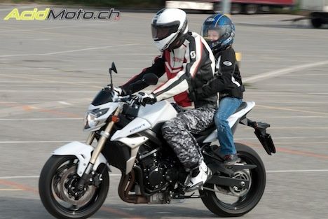 Transporter un enfant à moto, la législation et les bonnes pratiques