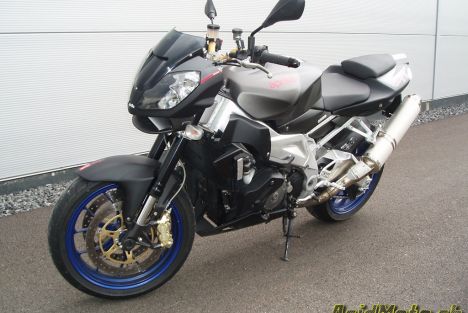 Aprilia Tuono 1000 R, un V2 tout en muscle