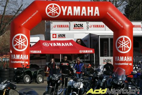 Sur le circuit de l&#039;Anneau du Rhin avec Yamaha
