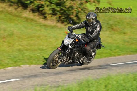 Yamaha FZ1 NA, le roadster au coeur de R1