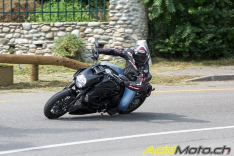 Ducati Diavel Dark - Elle a bouffé une Superbike