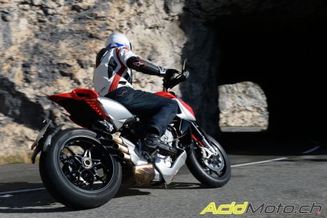 MV Agusta Rivale 800 - Le doigt sur la gâchette