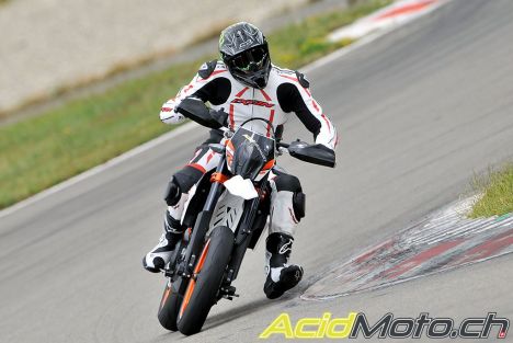 KTM 690 SMC R 2014 -  De la route à la piste avec la banane !