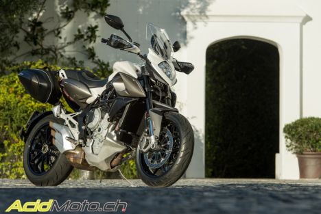 Essai de la MV Agusta Stradale 800 - Un peu de confort et des performances !