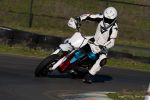 Un  supermotard électrique qui envoie du bois! 