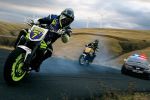 Deux motards en drift... et un policier aussi!