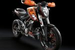 La KTM Duke 200 n'hésite pas à se mettre à l'eau