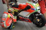 Rossi monte sur la deuxième marche du podium et dédie ce dernier à Marco Simoncelli et sa famille