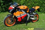 Notre photographe, en extase devant la Honda CBR1000RR Repsol Edition
