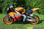 Notre photographe, en extase devant la Honda CBR1000RR Repsol Edition