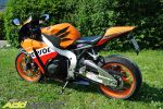 Notre photographe, en extase devant la Honda CBR1000RR Repsol Edition