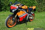 Notre photographe, en extase devant la Honda CBR1000RR Repsol Edition
