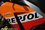 Notre photographe, en extase devant la Honda CBR1000RR Repsol Edition