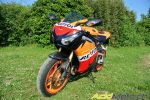 Notre photographe, en extase devant la Honda CBR1000RR Repsol Edition