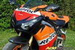 Notre photographe, en extase devant la Honda CBR1000RR Repsol Edition