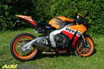 Notre photographe, en extase devant la Honda CBR1000RR Repsol Edition