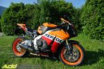 Notre photographe, en extase devant la Honda CBR1000RR Repsol Edition