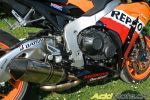 Notre photographe, en extase devant la Honda CBR1000RR Repsol Edition