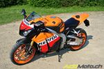 Notre photographe, en extase devant la Honda CBR1000RR Repsol Edition