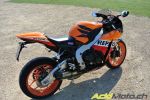 Notre photographe, en extase devant la Honda CBR1000RR Repsol Edition