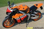 Notre photographe, en extase devant la Honda CBR1000RR Repsol Edition