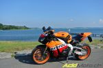 Notre photographe, en extase devant la Honda CBR1000RR Repsol Edition
