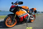Notre photographe, en extase devant la Honda CBR1000RR Repsol Edition
