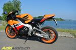Notre photographe, en extase devant la Honda CBR1000RR Repsol Edition
