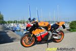 Notre photographe, en extase devant la Honda CBR1000RR Repsol Edition