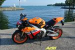 Notre photographe, en extase devant la Honda CBR1000RR Repsol Edition