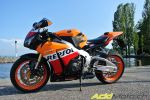 Notre photographe, en extase devant la Honda CBR1000RR Repsol Edition