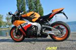 Notre photographe, en extase devant la Honda CBR1000RR Repsol Edition