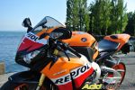 Notre photographe, en extase devant la Honda CBR1000RR Repsol Edition
