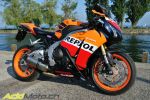 Notre photographe, en extase devant la Honda CBR1000RR Repsol Edition