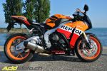 Notre photographe, en extase devant la Honda CBR1000RR Repsol Edition