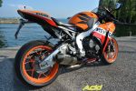 Notre photographe, en extase devant la Honda CBR1000RR Repsol Edition