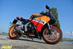 Notre photographe, en extase devant la Honda CBR1000RR Repsol Edition