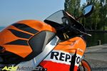 Notre photographe, en extase devant la Honda CBR1000RR Repsol Edition