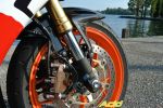 Notre photographe, en extase devant la Honda CBR1000RR Repsol Edition