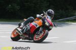 Notre photographe, en extase devant la Honda CBR1000RR Repsol Edition