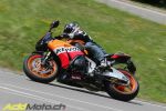 Notre photographe, en extase devant la Honda CBR1000RR Repsol Edition