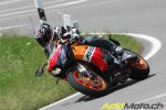 Notre photographe, en extase devant la Honda CBR1000RR Repsol Edition