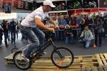 Les pilotes de Superbike défient la gravité en s'essayant au VTT