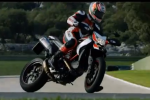 Ducati et Nicky Hayden mettent en scène l&#039;Hypermotard 820, chaud bouillant !