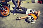Le stunter KTM Rok Bagoros se blesse au genou