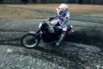 Johnny Lewis fait mordre la poussière à la Triumph Scrambler 