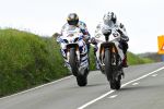Isle of Man TT - Quand Guy Martin pourchasse Micheal Dunlop
