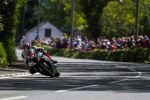TT 2015 – Ian Hutchinson remporte la course Superstock et égale Agostini