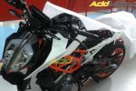 La nouvelle KTM Duke 390 surprise dans l'usine de Chakan de Bajaj 